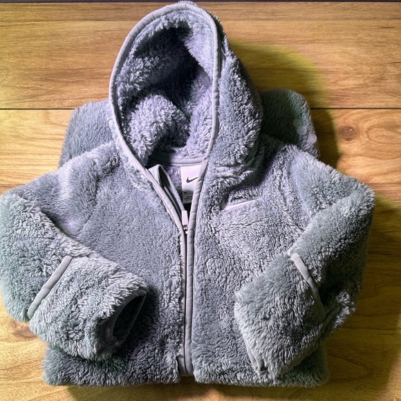 Nike Kids Fuzzy Gray Matching Set - Picture 9 of 9